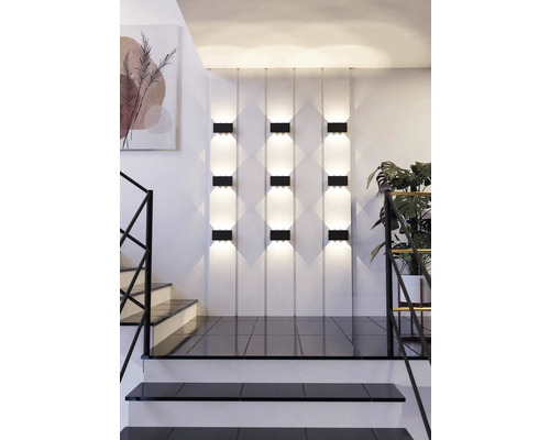 Helle Diele mit Wandleuchten, Treppe und Zimmerpflanze