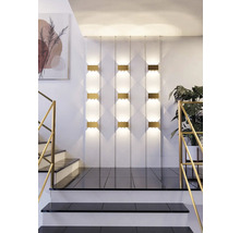 Flur mit Wandleuchten, Treppe und Zimmerpflanze
