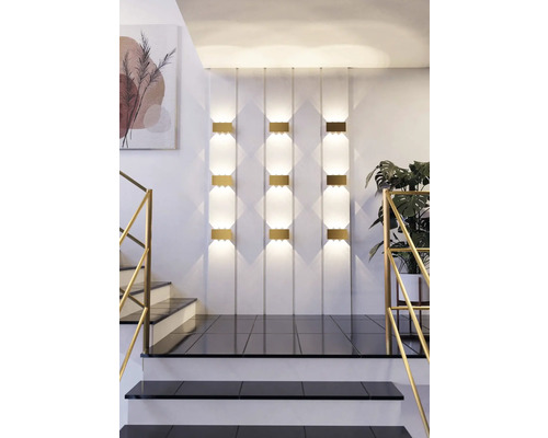 Flur mit Wandleuchten, Treppe und Zimmerpflanze