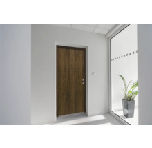 Eingangsbereich mit Holztür, Seitenfenster und Zimmerpflanze im Topf