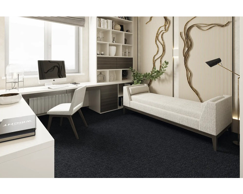 Büro mit Schreibtisch, Stuhl, Bücherregal und Liege auf dunklem Teppichboden