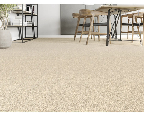 Nahaufnahme eines hellen Teppichbodens in einem Wohnraum.