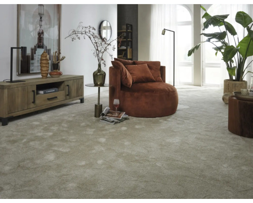 Wohnzimmer mit Teppich, Sessel, Tisch und Kommode