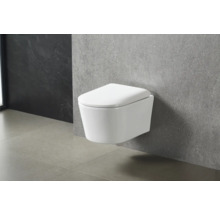 Wandhängendes WC aus Keramik im Badezimmer