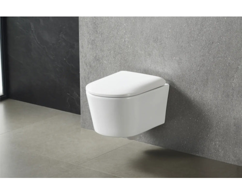 Wandhängendes WC aus Keramik im Badezimmer