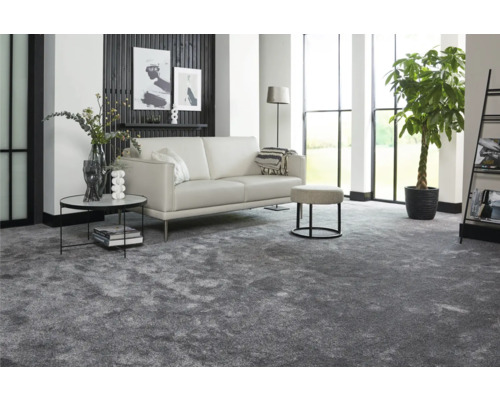 Grauer Teppich in einem Wohnzimmer mit Sofa, Tisch und Dekoration