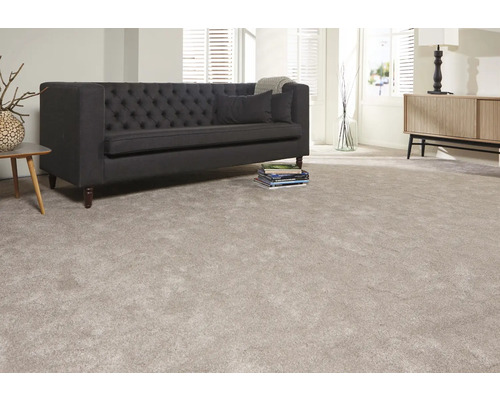 Wohnzimmer mit Teppichboden, Sofa und Kommode