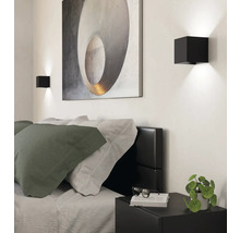 Schlafzimmer mit Bett, Nachttisch, Wandleuchten und Bild