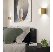 Schlafzimmer mit Wandleuchten, Bett, Nachttisch und Dekoration