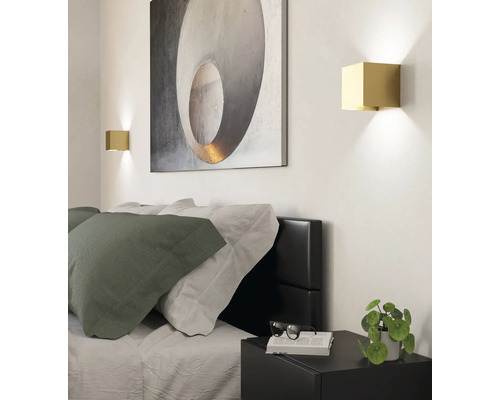 Schlafzimmer mit Wandleuchten, Bett, Nachttisch und Dekoration