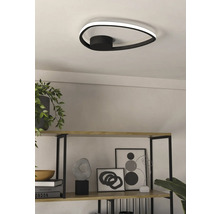 Moderne Deckenleuchte mit LED-Beleuchtung in einem Wohnraum.