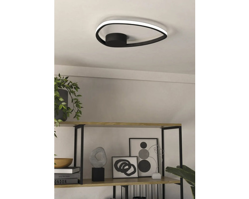 Moderne Deckenleuchte mit LED-Beleuchtung in einem Wohnraum.