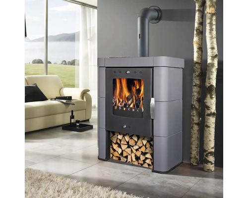 Kaminofen mit Holzscheiten in einem Wohnzimmer.