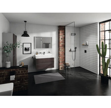 Modernes Badezimmer mit Waschtisch, Spiegel, Dusche, Toilette und dekorativen Elementen