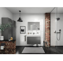 Modernes Badezimmer mit Waschtisch, Spiegelschrank, Dusche und Backsteinmauer