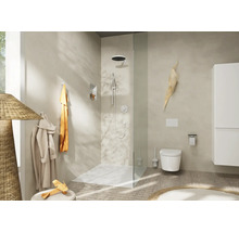 Helles Badezimmer mit Dusche, Toilette und Waschtisch