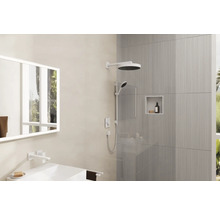 Badezimmer mit Dusche, Waschbecken, Spiegel und grauen Fliesen