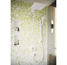 Badezimmer mit Mosaikwand, Regendusche und Handbrause