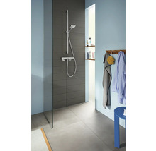 Badezimmer mit Dusche, Duscharmatur, Handtuch und Bademantel an einer Garderobe.