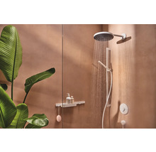 Begehbare Dusche mit Kopfbrause, Handbrause und Ablage