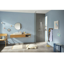 Modernes Badezimmer mit Dusche, Waschtisch, Spiegel und Accessoires.