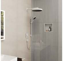 Badezimmer mit Duscharmatur, Brausestange und Ablagefläche