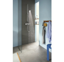 Duschszene mit Duschsystem, Brausekopf und Thermostat in einem modern gestalteten Badezimmer