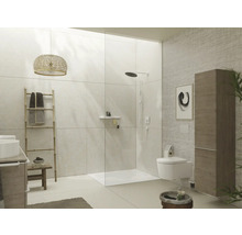 Helles Badezimmer mit Dusche, Toilette, Waschbecken und Holzdetails