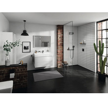 Modernes Badezimmer mit Dusche, Waschtisch und Backsteinwand