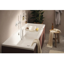 Badezimmer Szene mit Badewanne, Duscharmatur und Badezubehör