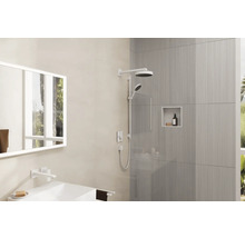 Modernes Badezimmer mit Dusche, Waschbecken und Spiegel