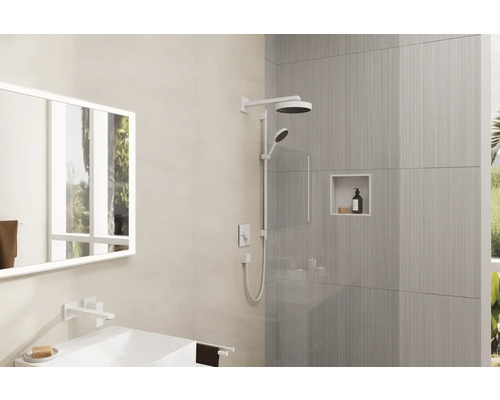 Modernes Badezimmer mit Dusche, Waschbecken und Spiegel