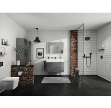 Modernes Badezimmer mit Waschtisch, Dusche, Toilette und Ziegelmauer