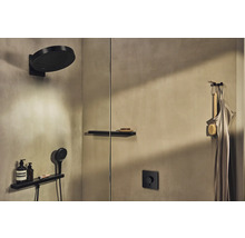 Modernes Badezimmer mit Duschkopf, Handbrause, Ablagen, Armatur und Accessoires