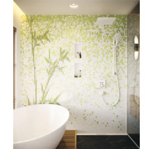 Badezimmer mit Mosaikwand, Badewanne und Dusche