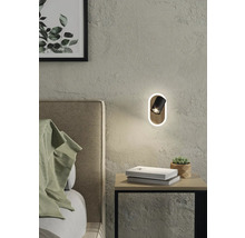 Schlafzimmer Szene mit Bett, Nachttisch und schwenkbarer Wandleuchte