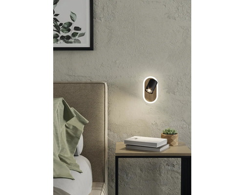 Schlafzimmer Szene mit Bett, Nachttisch und schwenkbarer Wandleuchte
