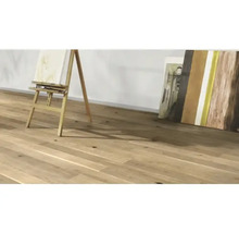 Heller Holzboden mit Staffelei und Bildern