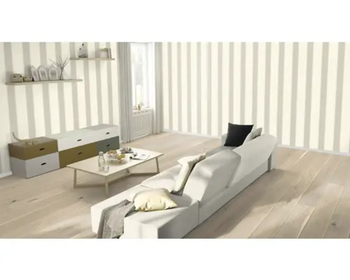 Wohnzimmer mit gestreifter Tapete, Sofa, Tisch und Kommode