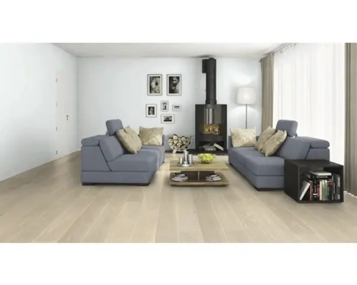 Wohnzimmer mit grauen Sofas, Kaminofen, Couchtisch und hellem Holzboden