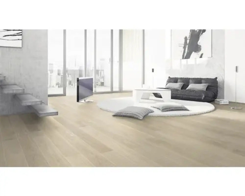 Heller Wohnraum mit Holzboden, Treppe, Sitzgelegenheit, rundem Teppich und Fernseher