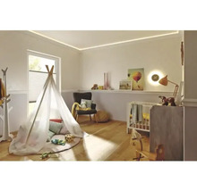 Helles Kinderzimmer mit Spielzelt, Kinderbett und Holzfußboden