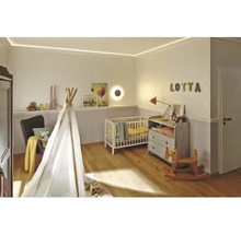 Babyzimmer mit Kinderbett, Spielzelt, Kommode und Holzfußboden