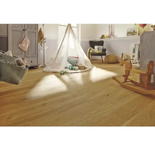 Helles Kinderzimmer mit Holzfußboden, Spielzelt und Spielzeug