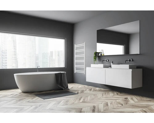 Modernes Badezimmer mit Badewanne, Waschtisch mit zwei Waschbecken und beheiztem Handtuchhalter.