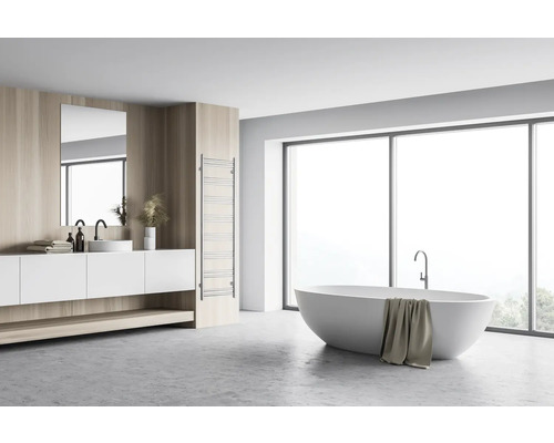 Helles Badezimmer mit freistehender Badewanne, Waschtisch und großem Fenster für Hornbach