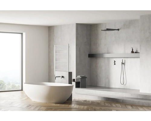 Badezimmer mit freistehender Badewanne, Handtuchwärmer und Dusche