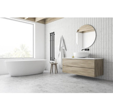 Modernes Badezimmer mit Badewanne, Waschtisch und Handtuchwärmer