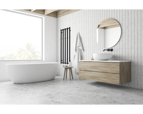 Modernes Badezimmer mit Badewanne, Waschtisch, Spiegel und Heizkörper