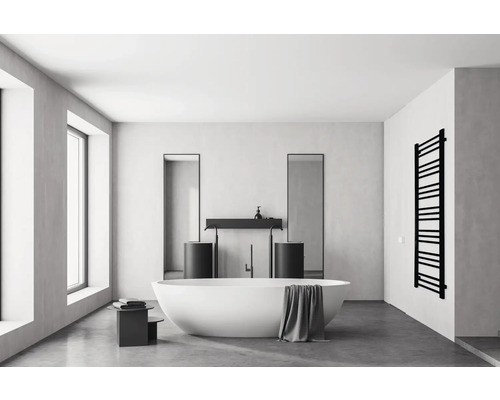 Helles Badezimmer mit Badewanne, Waschtischen, Spiegeln und Heizkörper